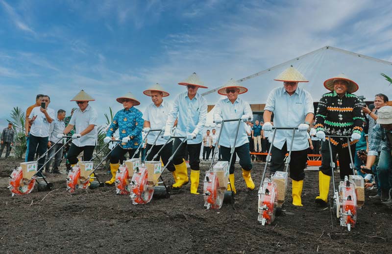 Wakil Menteri BUMN Aminuddin Ma&rsquo;aruf foto bersama saat menghadiri program Tampan di Kabupaten Siak, Provinsi Riau, Jumat (29/11/2024).