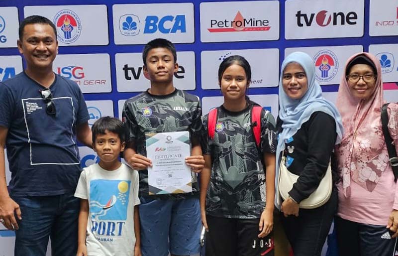 Perenang M Arkaan Alfarabi Simbolon (tiga kiri) didampingi keluarga dan Ketua Federasi Akuatik Indonesia Kota Pekanbaru Alfian Simbolon memperlihat ertifikat juara Indonesia Open Akuatic Championship
