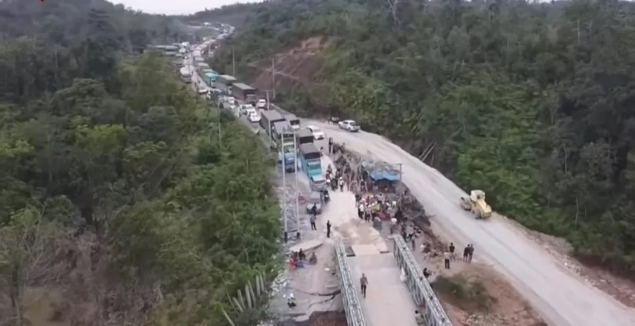 Antrean panjang kendaraan terlihat di jalan lintas Riau-Sumbar Km 106/107 Desa Tanjung Alai, Kecamatan XIII Koto Kampar, Riau Sabtu (30/11/2024).