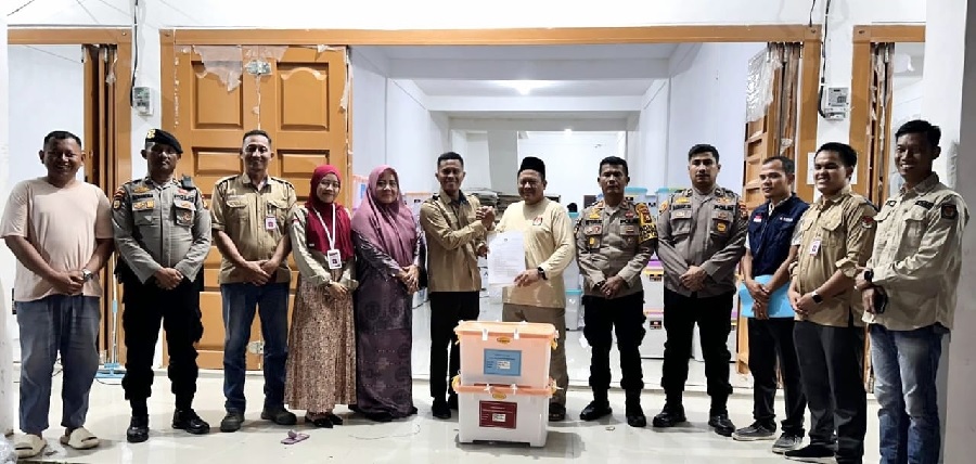 Ketua KPU Rohul Cepi Abdul Husen menerima logistik Pilkada serentak 2024 dari PPK Tambusai Utara yang dikawal aparat kepolisian dan TNI di Gudang KPU Rohul, Sabtu (30/11/2024) malam.