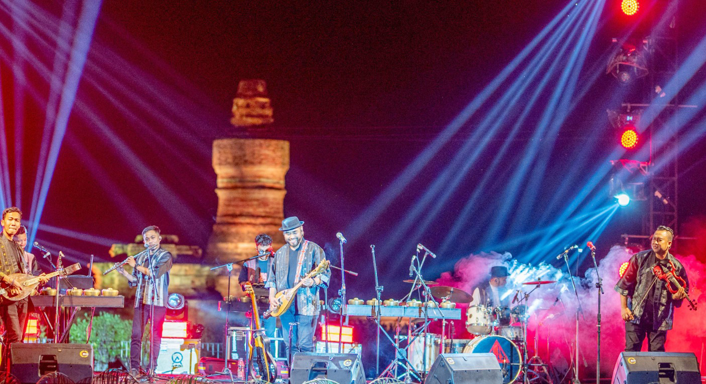 Komposer grup musik etnik Riau Rhythm, Rino Dezapaty (tiga kiri), saat konser bersama personel lainnya di Candi Muara Takus, Kabupaten Kampar, Sabtu (26/10/2024).