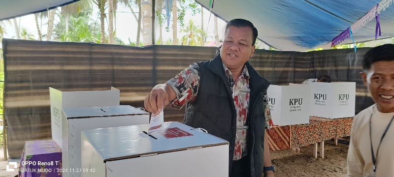 H Suhardiman Amby saat pemungutan suara di Desa Pulau Panjang Hulu, Kecamatan Inuman, (27/11/2024). Hasil penghitungan suara di tingkat PPK, calon bupati Suhardiman Amby unggul di Kuansing.