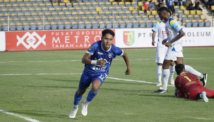 Selebrasi penyerang PSPS Pekanbaru, Asir Aziz, cetak gol ke gawang Persikota di Stadion Kaharuddin Nasution, Rumbai Pekanbaru, Ahad (1/12/2024)
