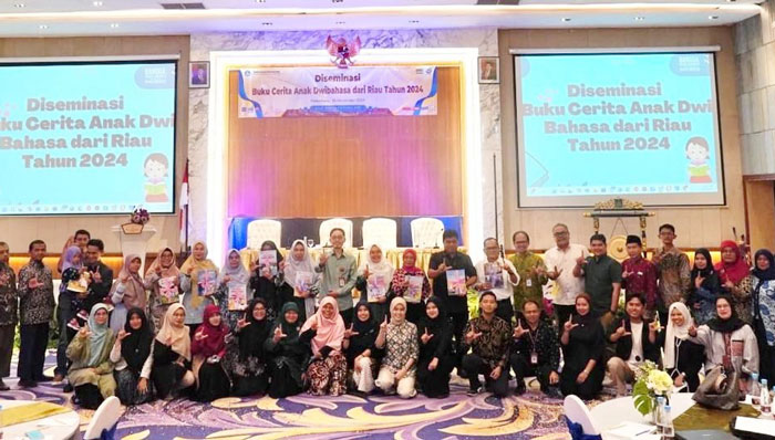 Kepala Balai Bahasa Provinsi Riau Toha Machsum foto bersama dengan narasumber, undangan, dan peserta Diseminasi Buku Cerita Anak Dwibahasa (Melayu-Indonesia) dari Riau Tahun 2024 di Pekanbaru, Sabtu