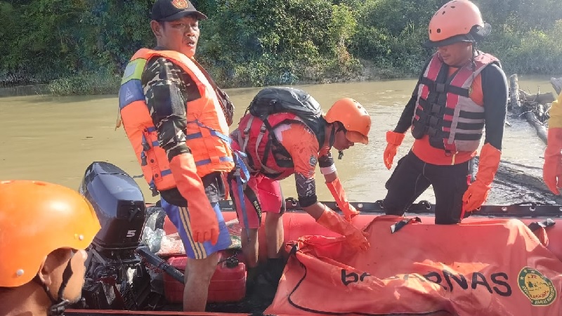Tim BPBD dan Basarnas berhasil menemukan tubuh Baim, pelajar SMP asal Desa Suka Maju Kecamatan Singingi Hilir yang tengelam lima hari lalu di Sungai Teso,  Ahad (1/12/2024)