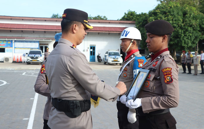 Kapolres Inhu AKBP Fahrian Saleh Siregar SIK MSI pada proses PTDH dengan cara memberi tanda silang di foto personel, Ahad (1/12/2024).
