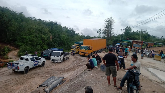Jalan lintas Riau-Sumbar di Desa Tanjung Alai Kecamatan XIII Koto Kampar ditutup total per Ahad (1/12/2024)
