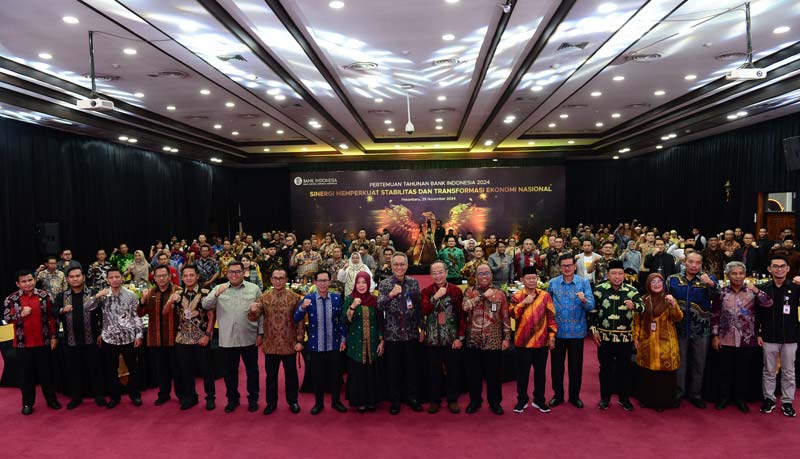Jajaran Bank Indonesia berfoto bersama seluruh tamu undangan dalam acara Pertemuan Tahunan Bank Indonesia (PTBI) 2024