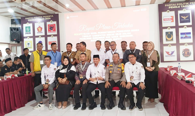 Ketua KPU Rohil Eka Murlan SE Sy foto bersama jajaran Bawaslu, pejabat Forkopimda serta LO/saksi dan kepala OPD di Bagansiapiapi, Senin (2/12/2024).