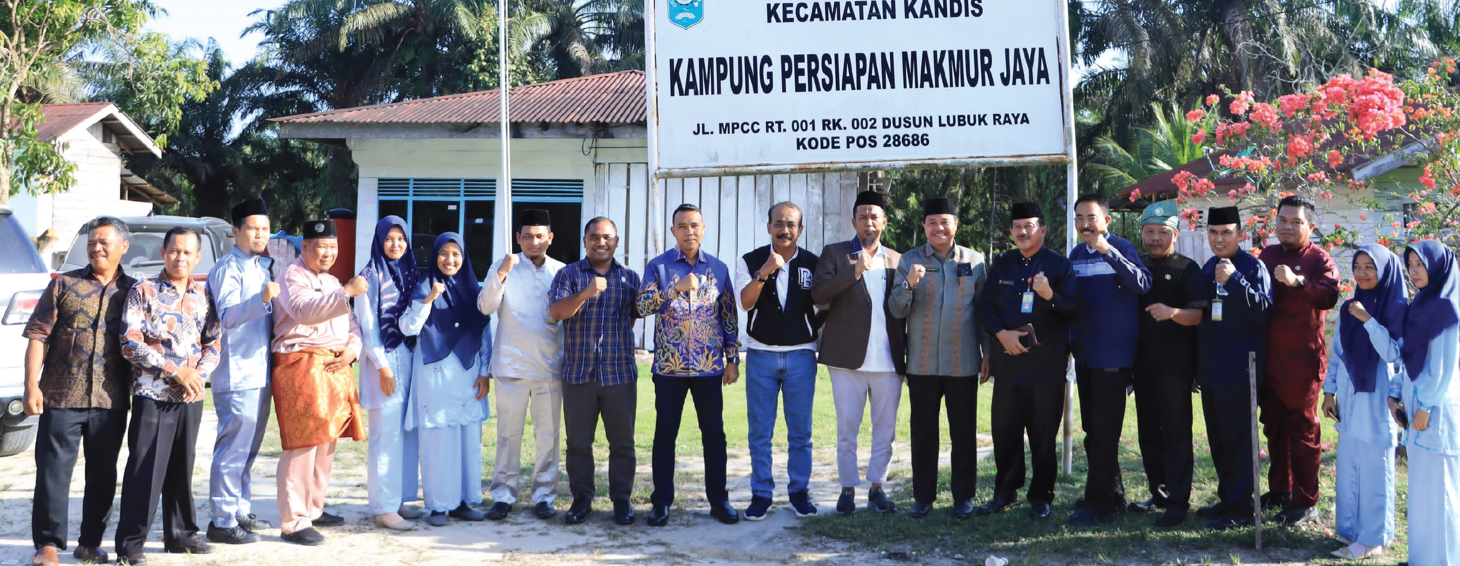 Ketua Pansus DPRD Siak Alfitra SH MH (sembilan kiri), Wakil Ketua Pansus DPRD Siak H Budi Yuwono SKM MKes (sepuluh kanan), dan anggota foto bersama Camat Kandis Said Irwan SE SIP, Kadis DPMK Siak Drs H M Arifin MSi serta Pj penghulu kampung persiapan dan