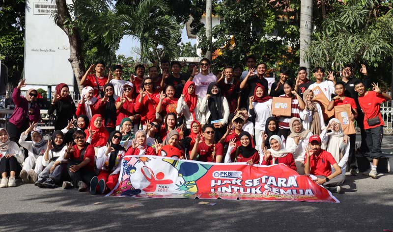 Jajaran Komisi Penanggulangan AIDS Kota Pekanbaru dan warga foto bersama saat peringatan Hari AIDS Sedunia di area CFD Pekanbaru,  Jalan Jenderal Sudirman, Ahad (1/12/2024).