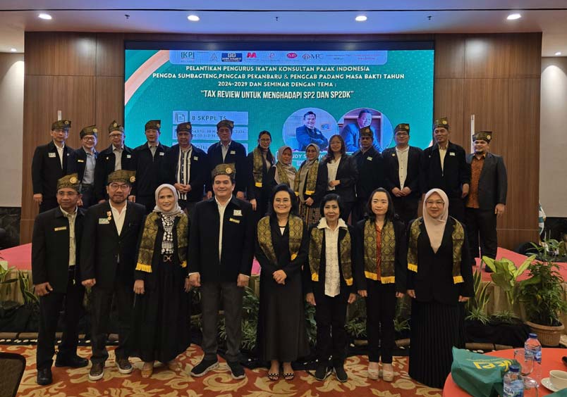 Ketua Pengda Cabang IKPI Pekanbaru Rubialam Sitorus Pane (empat kanan bawah) didampingi seluruh pengurus Pengda Cabang Pekanbaru foto bersama Ketua Umum IKPI