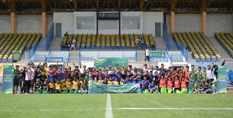 Peserta coaching clinic foto bersama pelatih PSPS Aji Santoso di Stadion Kaharuddin Nasution Rumbai, Sabtu (31/11/2024).