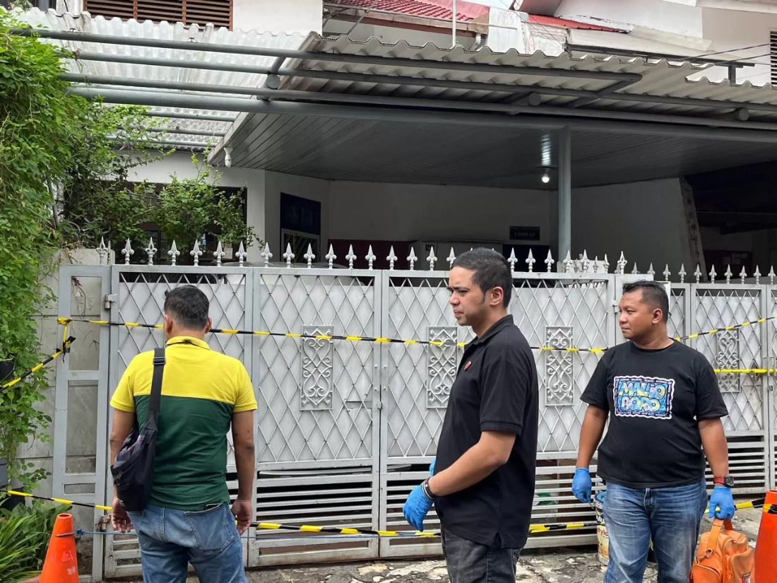 Aparat kepolisian dari Polres Metro Jaksel melakukan olah TKP di rumah pelaku dan korban pembunuhan di Lebak Bulus, Jakarta Selatan pada Sabtu (30/11/2024).