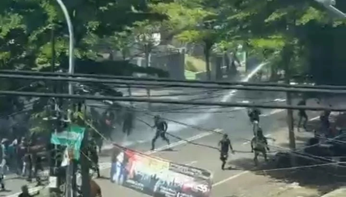 Mahasiswa Papua di Makassar dibubarkan paksa oleh Polisi dalam aksi memperingati 1 Desember di Makassar, Sulawesi Selatan, Senin (2/12/2024).