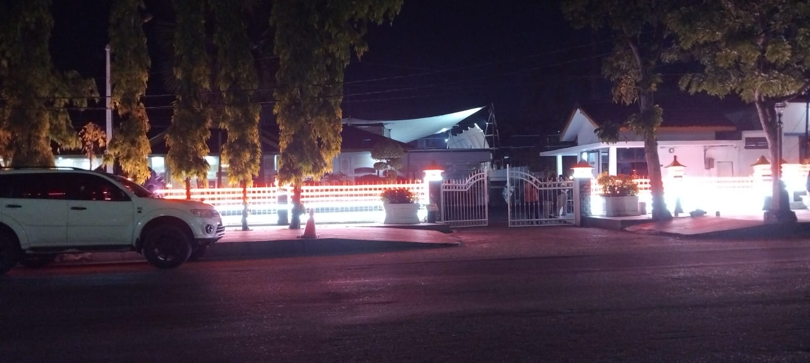Suasana kediaman dinas Pj Wako Pekanbaru Risnandar Mahiwa yang dikabarkan kena OTT KPK dan diamankan di Mapolresta Pekanbaru, berjarak sekitar 200 meter dari rumah dinas tersebut, Senin (2/12/2024).