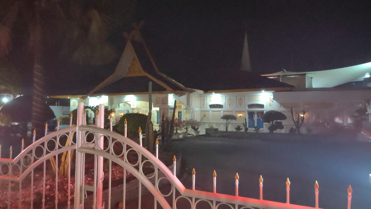 Suasana rumah dinas Pj Wako Pekanbaru Risnandar Mahiwa sesaat pascakabar OTT KPK di lingkungan Pemko Pekanbaru, Senin (2/12/2024) malam.
