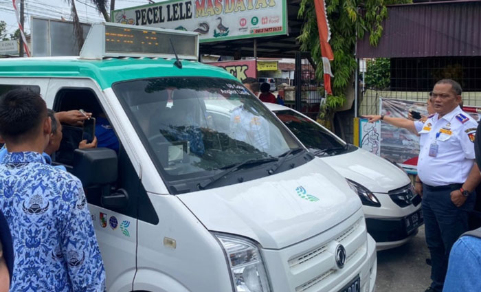 Kabid Angkutan Dinas Perhubungan (Dishub) Kota Pekanbaru, Khairunnas saat melihat langsung mobil angkot listrik, yang direncanakan akan dilaunching pada 5 Desember 2024 mendatang.