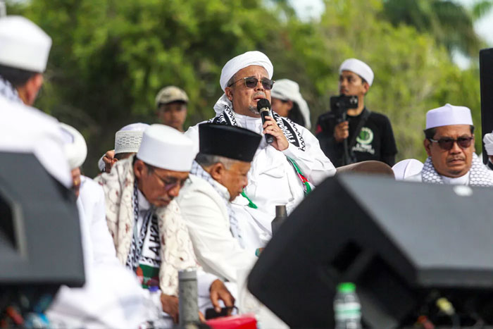 Habib Rizieq Shihab menyampaikan sambutan saat mengikuti reuni 212 di Silang Monas, Jakarta, Senin (2/12/2024).