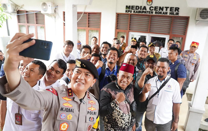 Kapolda Riau Irjen Pol Mohammad Iqbal berswafoto bersama perangkat KPU dan Bawaslu di Rokan Hilir, Senin (2/12/2024).