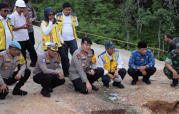 Kapolda Riau Irjen Pol Mohammad Iqbal saat meninjau lokasi longsor di  KM  106/107  Tanjung Alai XIII Koto Kampar pada Selasa (2/12/2024).