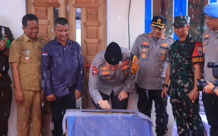 Kapolda Riau Irjen Pol M Iqbal membubuhkan tanda tangan pada prasasti peresmian Musala Al Muawwanah di Jalan Baru Kelurahan Bagan Punak ,Bangko, Senin (2/12/2024).