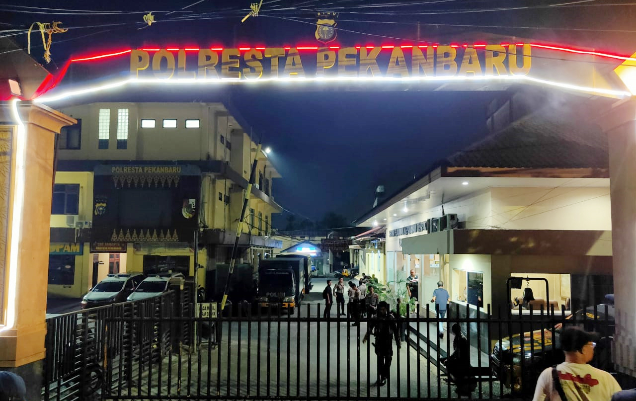 Suasana Mapolresta Pekanbaru dengan pagar yang ditutup dan beberapa personel di halaman saat beredarnya informasi OTT KPK terhadap pejabat di Pekanbaru, Senin (2/12/2024) malam.