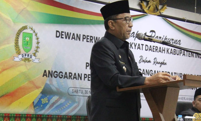Wabup Inhu Drs H Junaidi Rachmat MSi saat menyampaikan sambutannya pada paripurna pengesahan APBD 2025, akhir pekan kemarin.