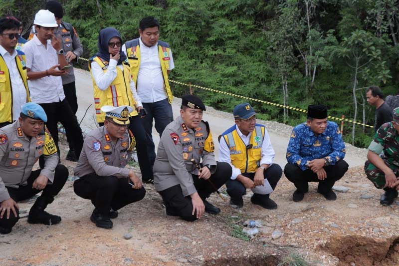 Kapolda Riau Irjen Pol Mohammad Iqbal saat mengecek kondisi jalan yang terimbas longsor di Km  106/107 Desa Tanjung Alai, Kecamatan XIII Koto Kampar, Senin (2/12/2024).