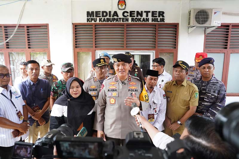 Kapolda Riau Irjen Pol Mohammad Iqbal memberikan keterangan pers usai meninjau proses rekapitulasi suara Pilkada tingkat kabupaten di Rokan Hilir, Senin (2/12/2024)