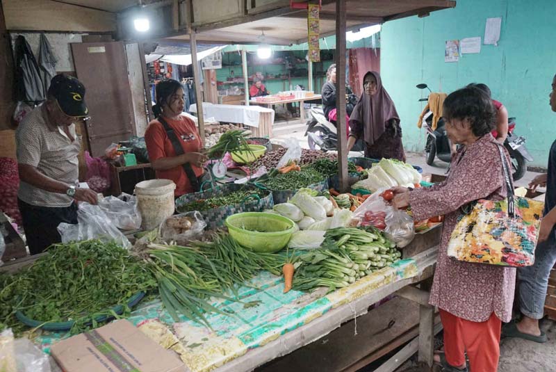 Suasana jual beli kebutuhan pokok di Pasar Cik Puan Pekanbaru, Senin (2/12/2024).