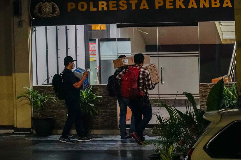 Petugas KPK membawa barang bukti hasil operasi tangkap tangan yang diduga melibatkan Penjabat Wali Kota Pekanbaru Risnandar Mahiwa ke Mapolresta Pekanbaru