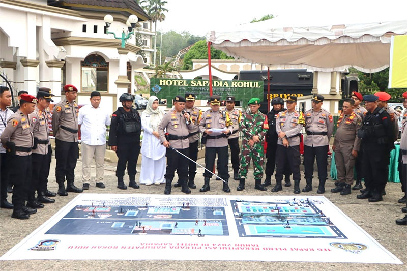 Kapolres Rohul AKBP Budi Setiyono SIK MH memberikan panduan teknis kepada para perwira pengendali pengamanan rapat pleno rekapitulasi penghitungan suara Pilkada 2024 di Sapadia Hotel Pasirpengaraian,