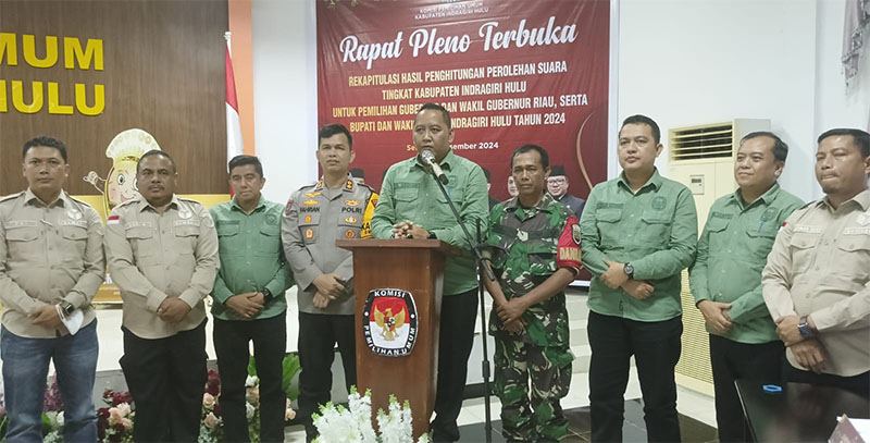 Ketua KPU Inhu Ronaldi Ardian SH didampingi komisioner, Kapolres AKBP Fahrian Saleh Siregar, perwakilan Kodim 0302, dan Bawaslu saat menyampaikan keterangan pers usai rapat pleno, Selasa(3/12/2024).
