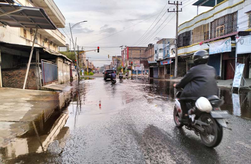 Jalan Ahmad Yani atau Jalan Tega Lega, Kelurahan Rimba Sekampung, Kecamatan Dumai Kota yang mengarah ke simpang lampu merah terendam air, Senin (2/12/2024).