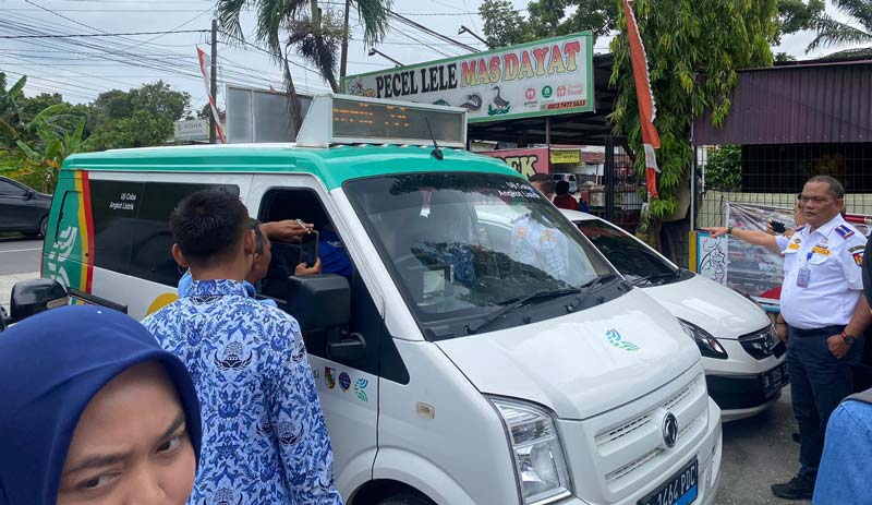 Kabid Angkutan Dishub Pekanbaru Khairunnas (kanan) melihat mobil angkot listrik, Senin (2/12/2024).