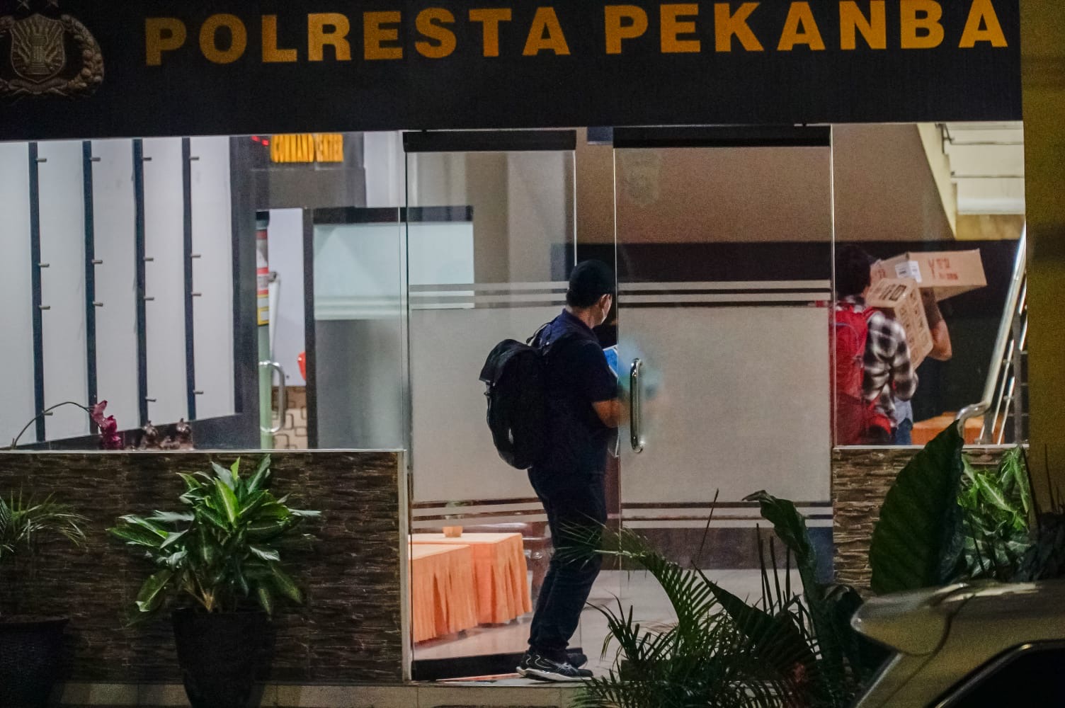 OTT : Tiga orang diduga petugas KPK tiba di Mapolresta Pekanbaru menggunakan Mobil jenis MPV ber plat nomor luar Kota, Pukul 1.10 WIB. Selasa (3/12/2024).