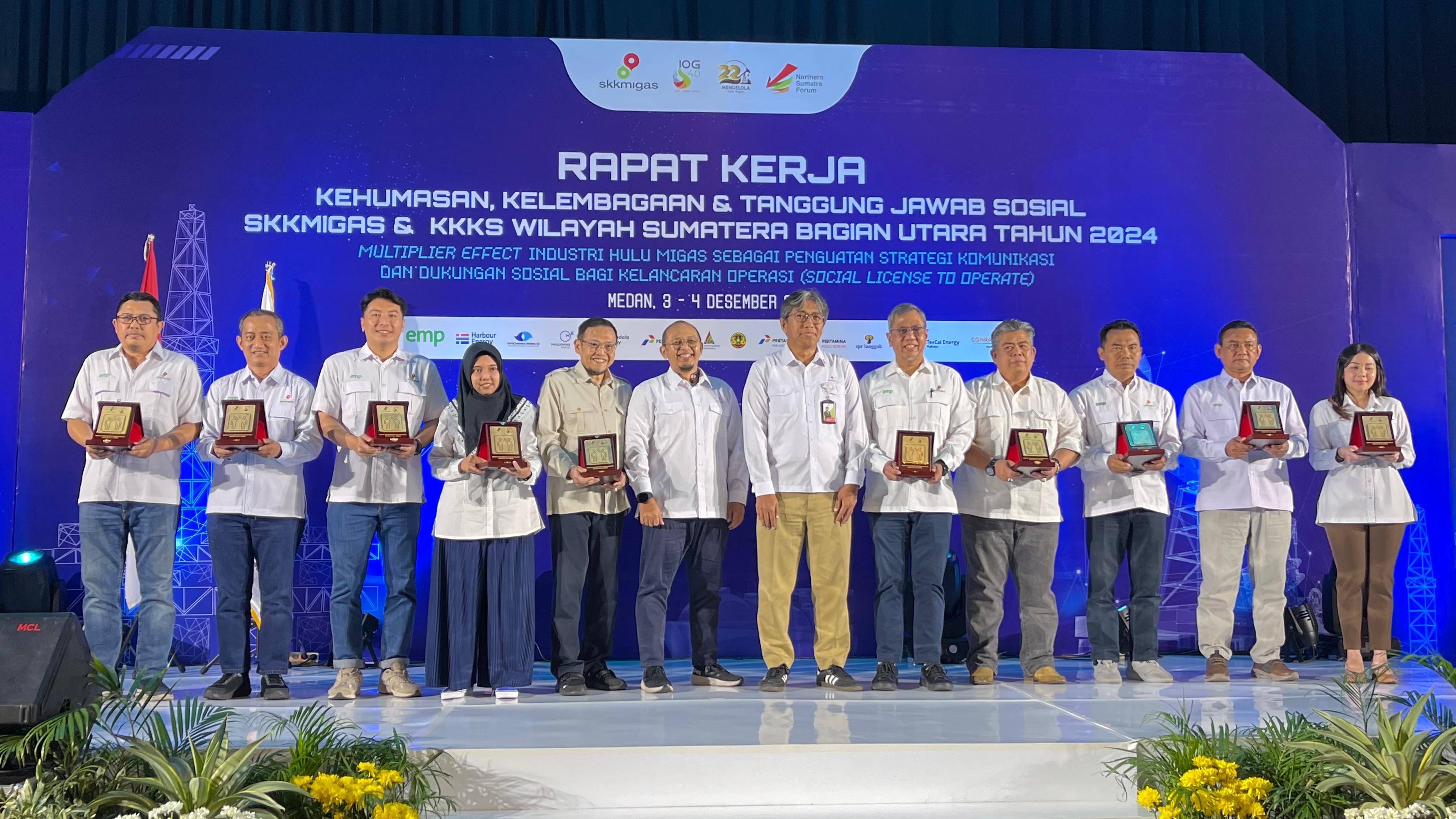 Act CSR & Communication EMP, Iman Soerjasantosa (lima dari kanan) menerima penghargaan atas program pembangunan kolaborasi bersama Kodam I/BB di Medan (3/12/2024).