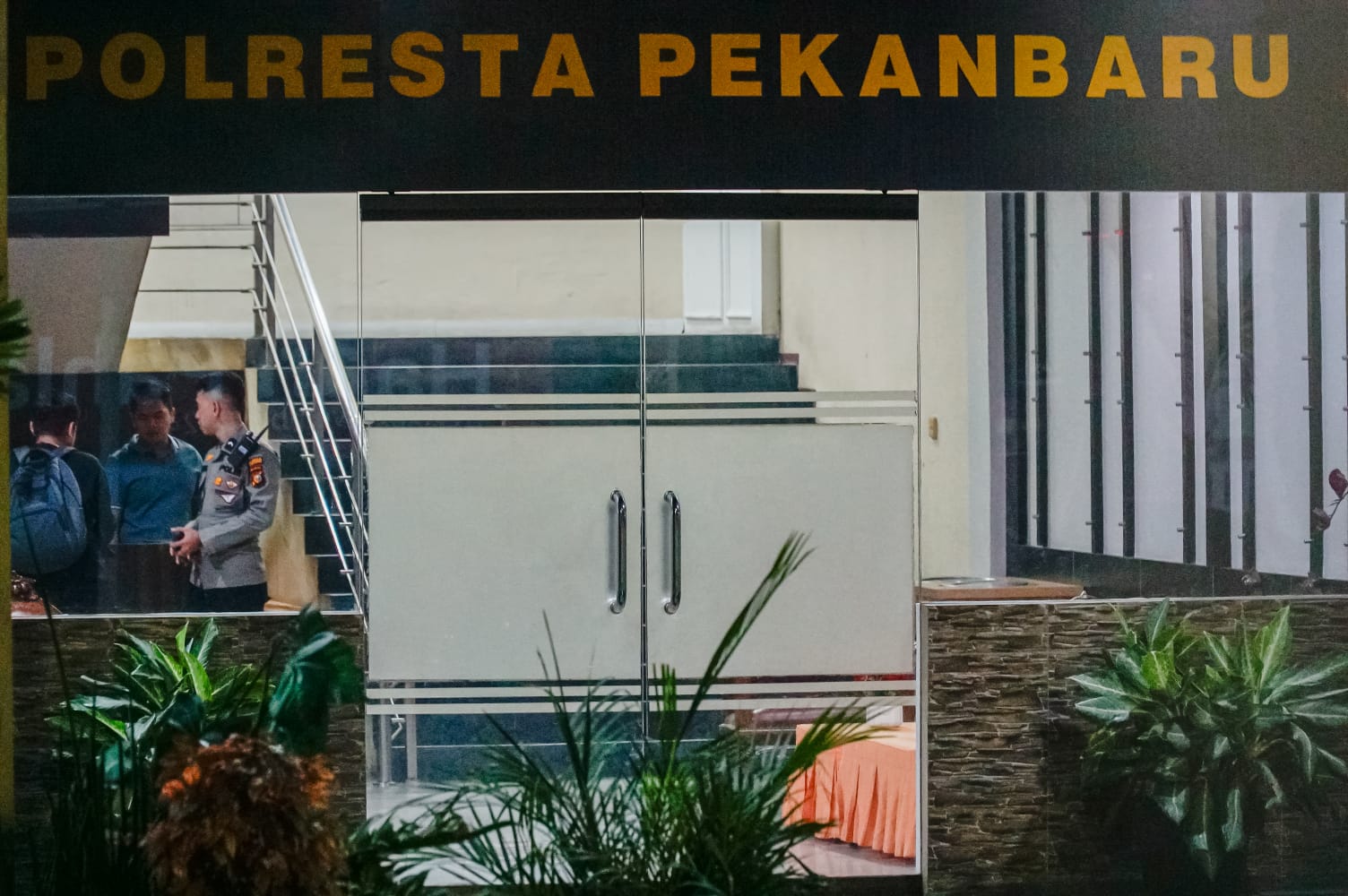 Suasana Mapolresta Pekanbaru tertutup dan dijaga ketat pasca-OTT KPK dan mengamankan pejabat di lingkungan Pemko Pekanbaru yang dibawa ke mapolresta, Senin (2/12/2024) malam.