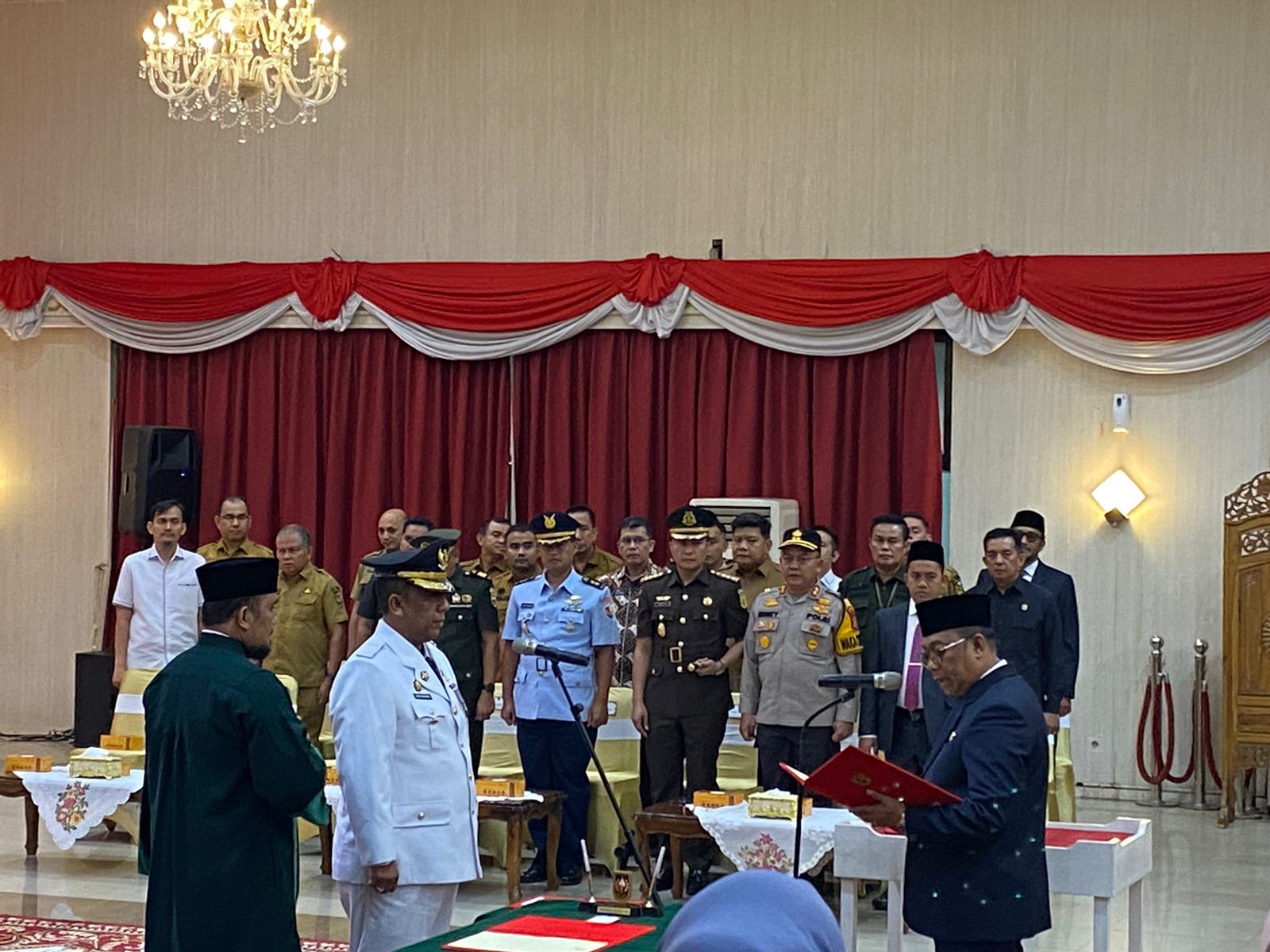 Pj Gubri Rahman Hadi melantik Roni Rakhmat sebagai Pj Wali Kota Pekanbaru di gedung daerah Riau, Jalan Diponegoro, Pekanbaru, Selasa (3/12/2024).