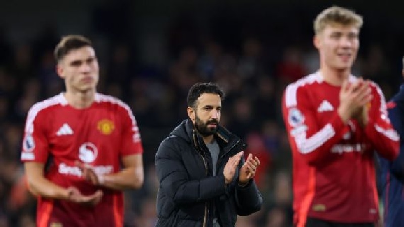 Manajer Manchester United Ruben Amorim ingin para penggemar bernyanyi untuk para pemainnya, bukan untuk dirinya.
