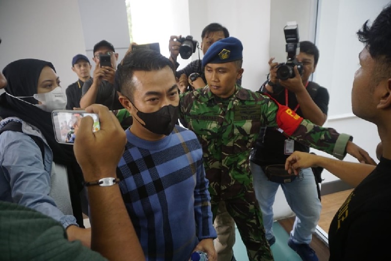 PJ Wali Kota Pekanbaru Risnandar Mahiwa sesampainya di VIP Lancang Kuning mendapatkan pengawalan ketat, Pekanbaru, Selasa (3/12/2024).