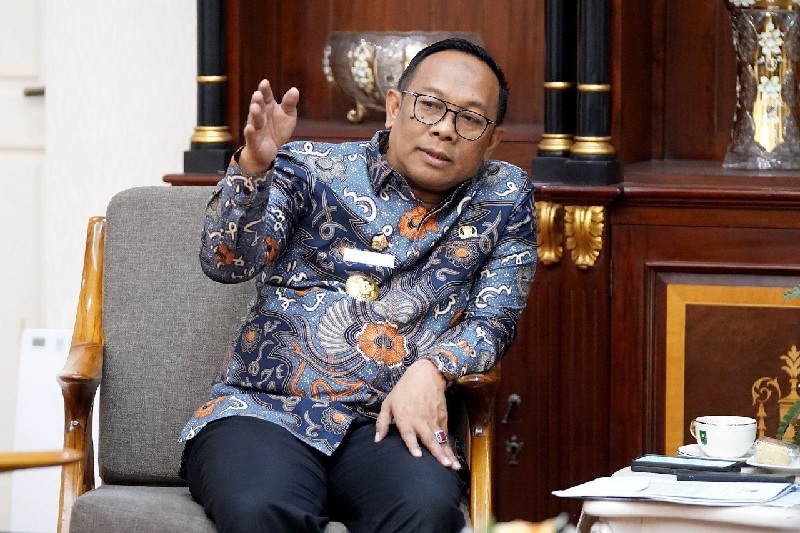 Pj Gubri Rahma Hadi menyerahkan proses hukum Pj Wako Pekanbaru Risnandar Mahiwa kepada pihak berwenang. Dia berharap kekosongan jabatan tidak lama.