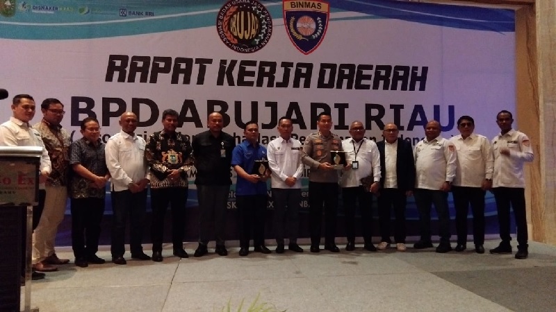 Foto bersama usai pembukaan Rakerda Abujapi Riau di Co Ex SKA,  Selasa (19/11/2024) lalu.