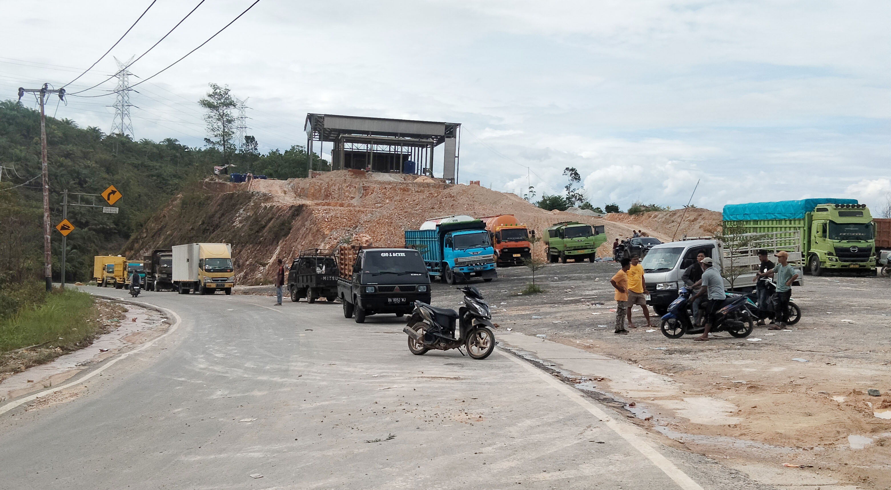 Warga setempat menyediakan jasa ojek di jalan lintas Riau-Sumbar Km 106-107 Desa Tanjung Alai, Kecamatan XIII Kota Kampar, Kabupaten Kampar, Selasa (3/12/2024).