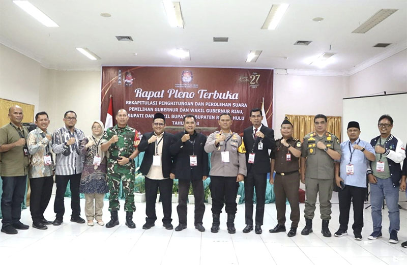 Kapolres Rohul AKBP Budi Setiyono SIK MH foto bersama ketua, anggota KPU, Bawaslu dan Forkopimda usai rapat pleno terbuka rekapitulasi di Hotel Sapadia Pasirpengaraian, Selasa (3/12/2024) malam.