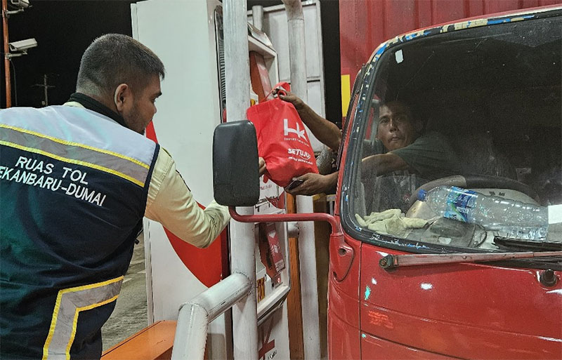 Petugas Pt Hutama Karya (Persero) saat memberikan bingkisan kepada pengguna jalan tol di Gerbang Tol Bathin Solapan, Selasa (4/12/2024).