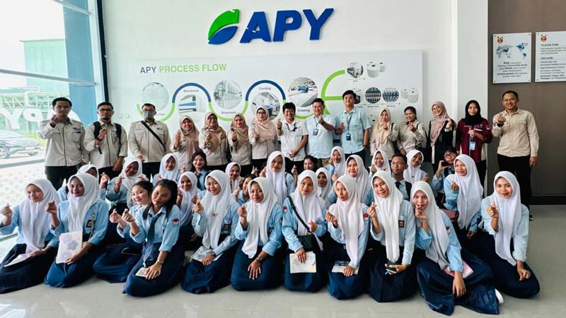 SMKN 1 Rengat Zuriati SPd MPd, guru dan peserta didik program keahlian busana SMKN 1 Rengat saat melaksanakan kunjungan industri ke PT Asia Pacific Yarn di Pangkalankerinci, beberapa waktu lalu.