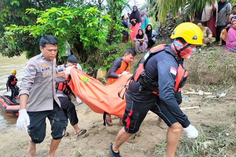 Tim Basarnas Pekanbaru, BPBD Rohul dan polisi mengevakuasi jasad Eki Aprilian yang hanyut di aliran Sungai Rokan
