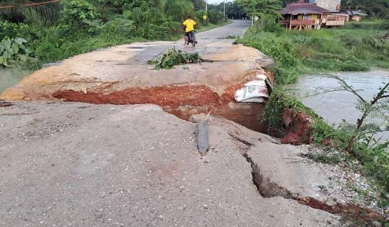 Kondisi jalan lingkar di Desa Pulau Komang-Muaro Sentajo Raya yang putus, beberapa hari lalu. Di jalan ini akan dibangun konstruksi jembatan permanen pada tahun 2025.